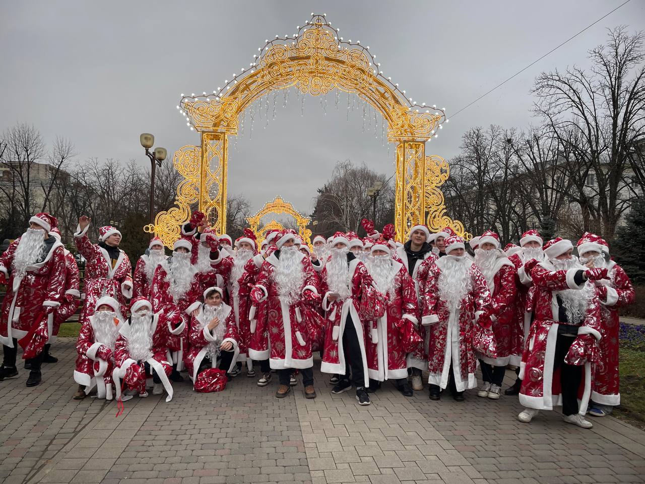 Деды Морозы прошагали по центру Краснодара